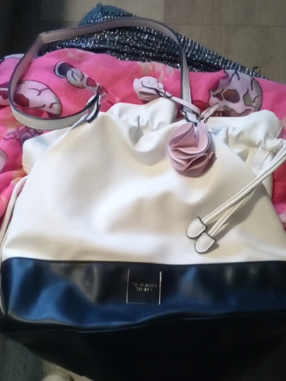 Women's Two-Tone Drawstring Shoulder Bag - White & Black